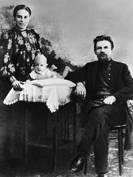 с женой Екатериной и сыном Валерьяном